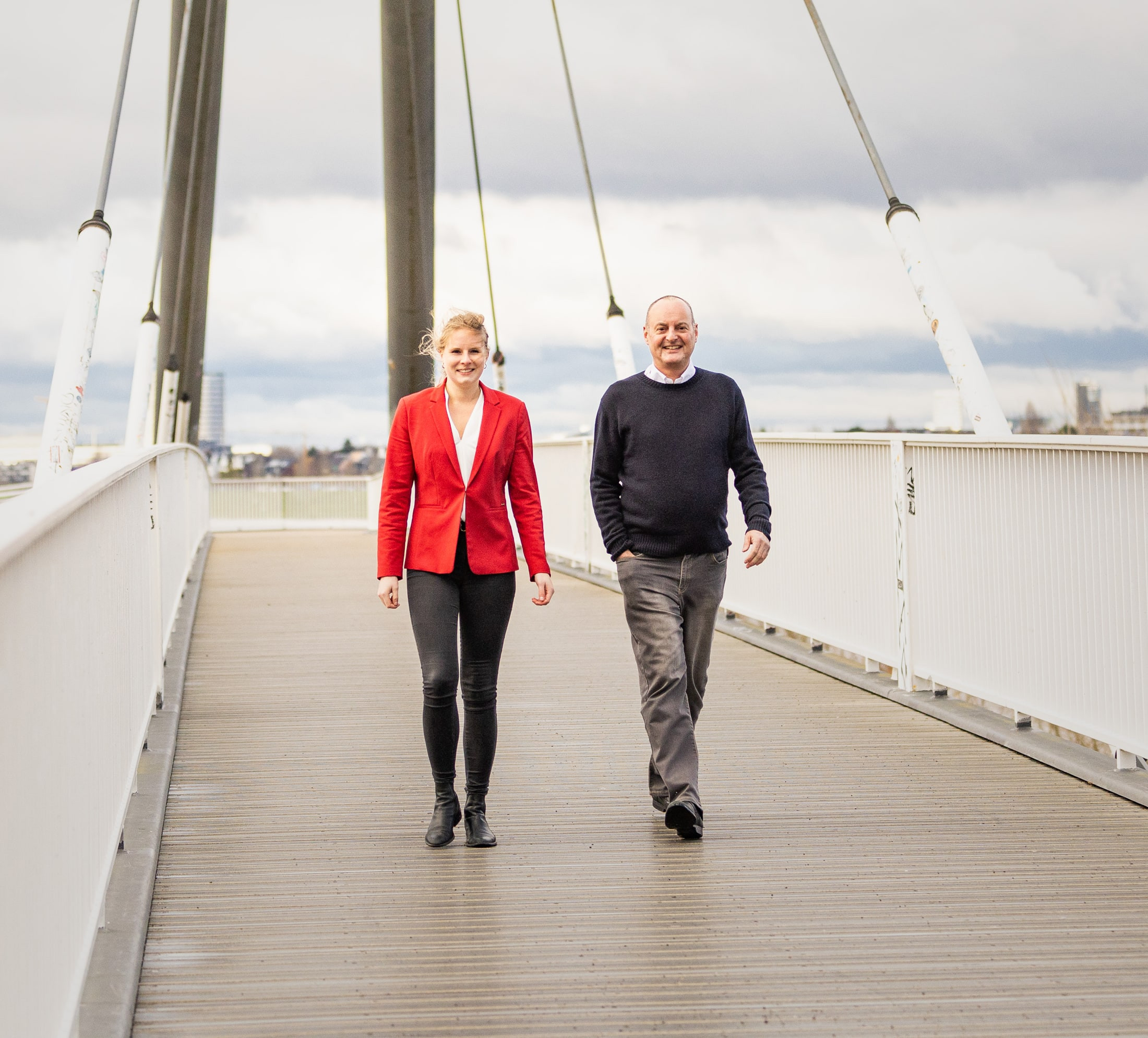Rechtsanwälte Rath und Krüger laufen über Brücke